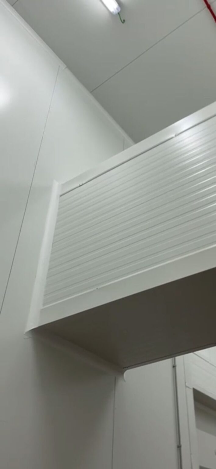 Instalación de paneles sándwich en techos para control de temperatura y eficiencia térmica