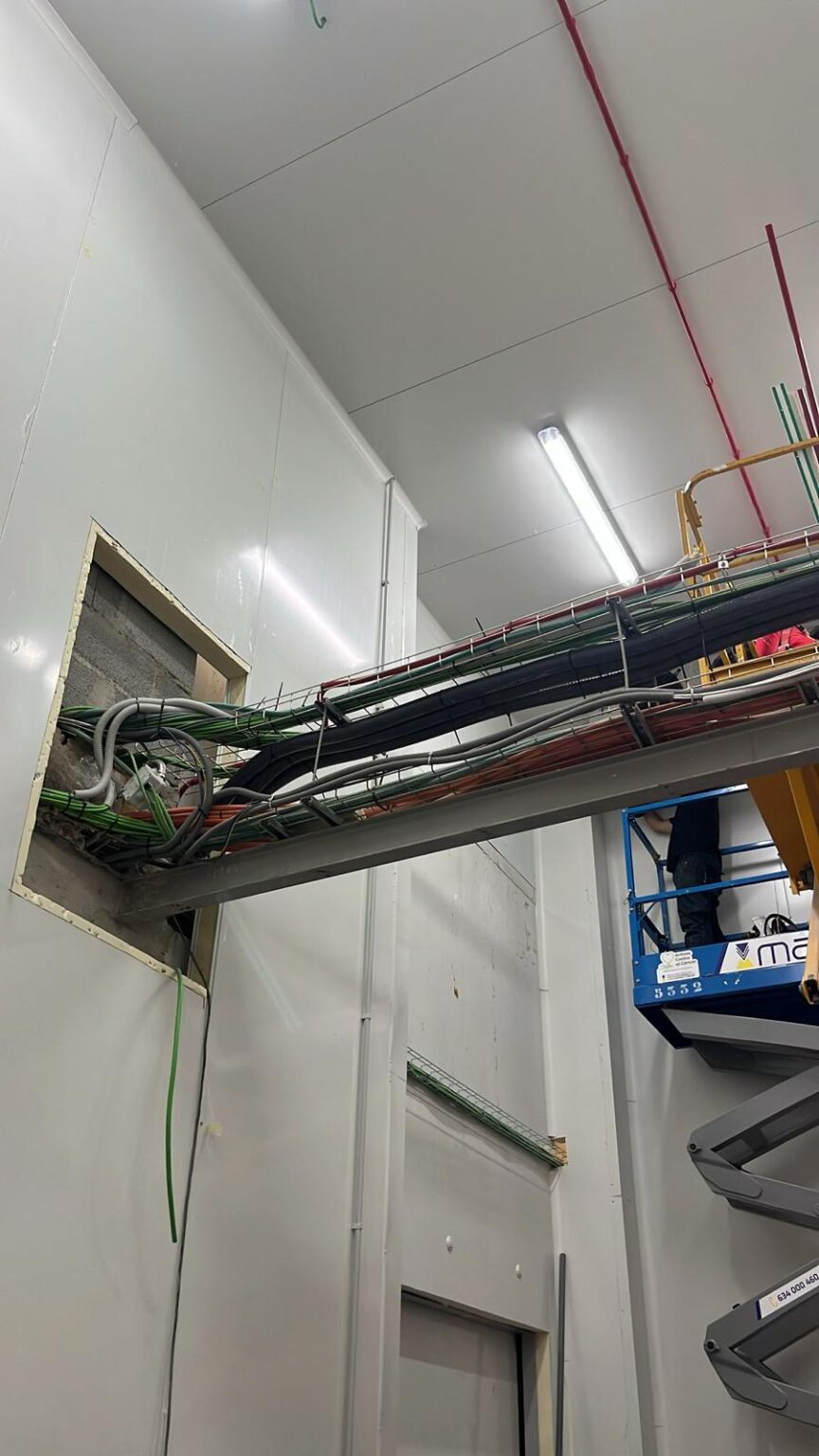 Reparación y sellado de juntas con humedades por condensación en instalación aislante